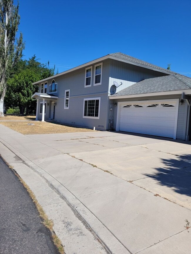 Building Photo - Beautiful 4BR/3Ba Home in Susanville CA  3420 Sq Feet