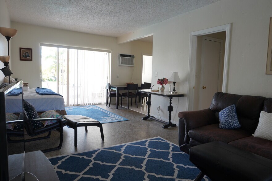 Building Photo - 10911 NE 9th Ct