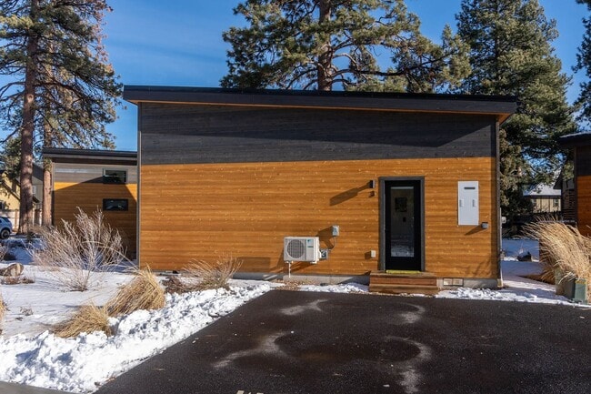 Building Photo - Hiatus Hideaway #3 - Close to Old Mill - Fully Furnished available Now