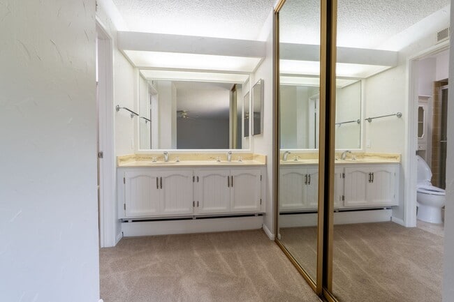 Building Photo - 6415 Lochmoor Dr