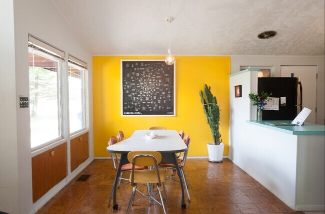 Building Photo - 4708 N Bolton Ave