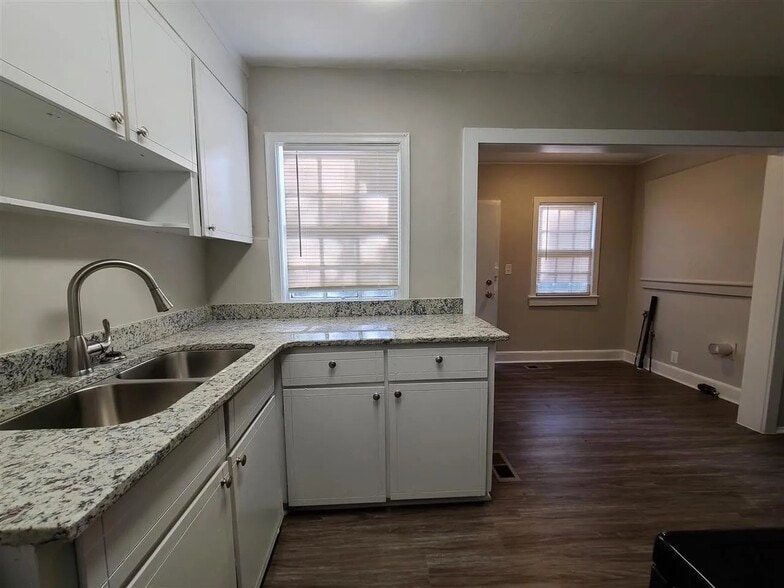 Building Photo - 406 Chamlee Dr