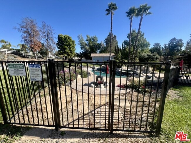 Building Photo - 37200 Glen Oaks Rd