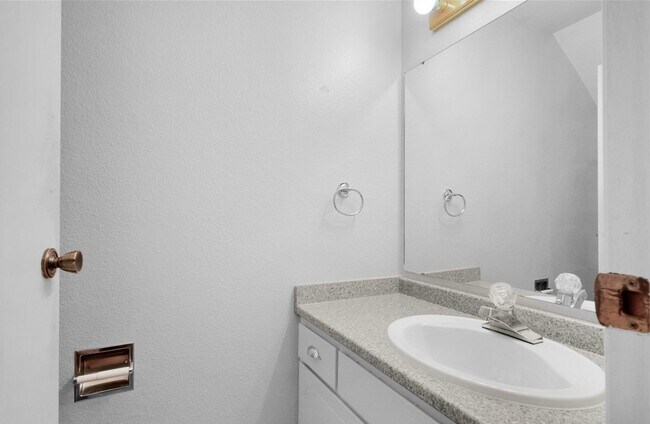 Building Photo - Spacious 2BD/1.5BTH Condo in Lynnwood - Mo...