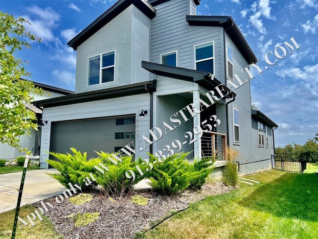 Building Photo - Beautiful Like New 4 Bed 4 Bath Home in Overland Park-Available NOW!!