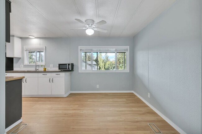 Building Photo - Cozy 3 Bedroom Home on a Large Lot!