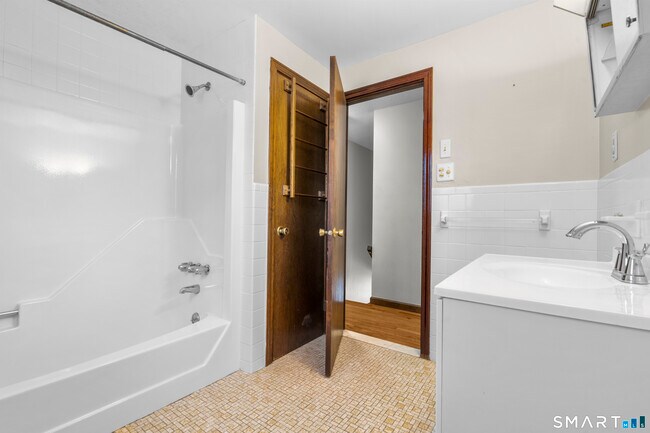 Building Photo - 52 Laura Rd