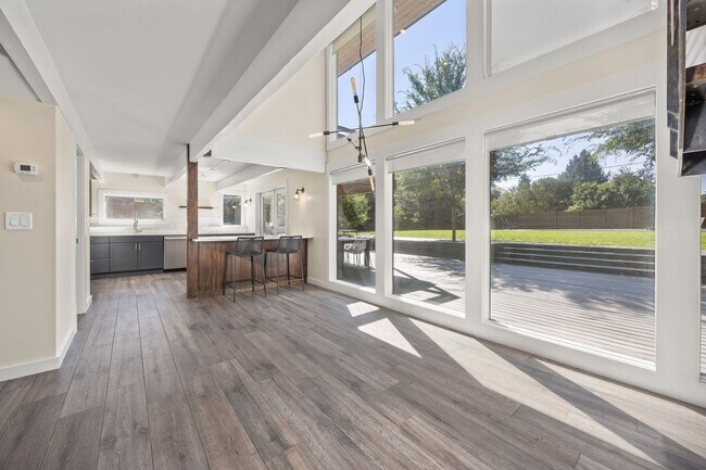 Building Photo - 5 bed 3.5 Bath Home in North Boulder W/Large Backyard, Swimming Pool & Jacuzzi!