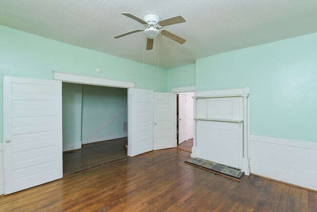 Building Photo - Charming 2 bedroom 1 bath home in Elmwood ...
