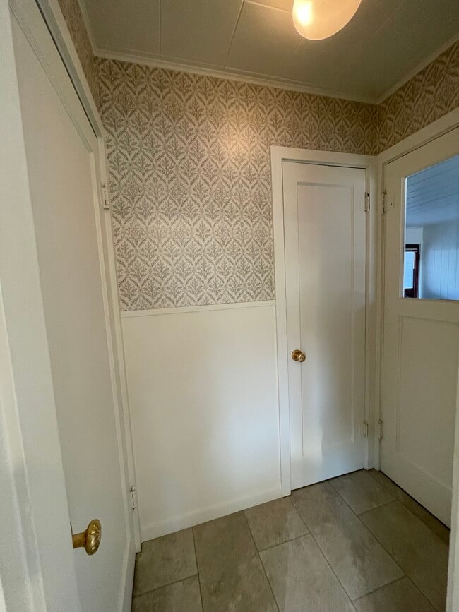 Building Photo - 595 S Hofstetter St