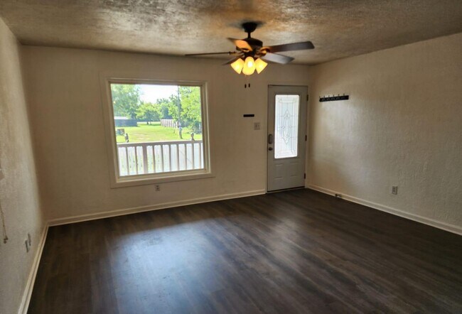 Building Photo - Beautiful house for Lease in Manor Downtow...