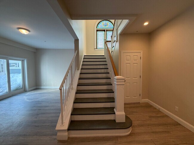 Building Photo - 129 Kenoza Ave