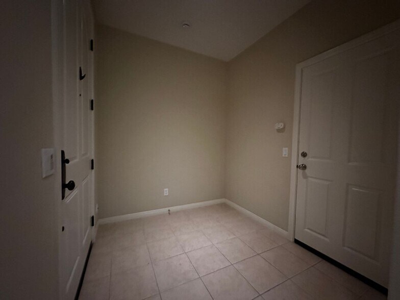 Building Photo - 133 Lamplighter