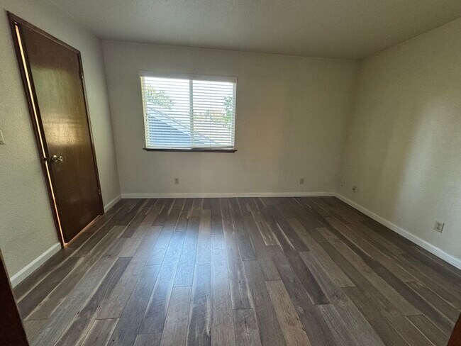 Building Photo - Beautifully spacious 3 bedroom 2 bath home...