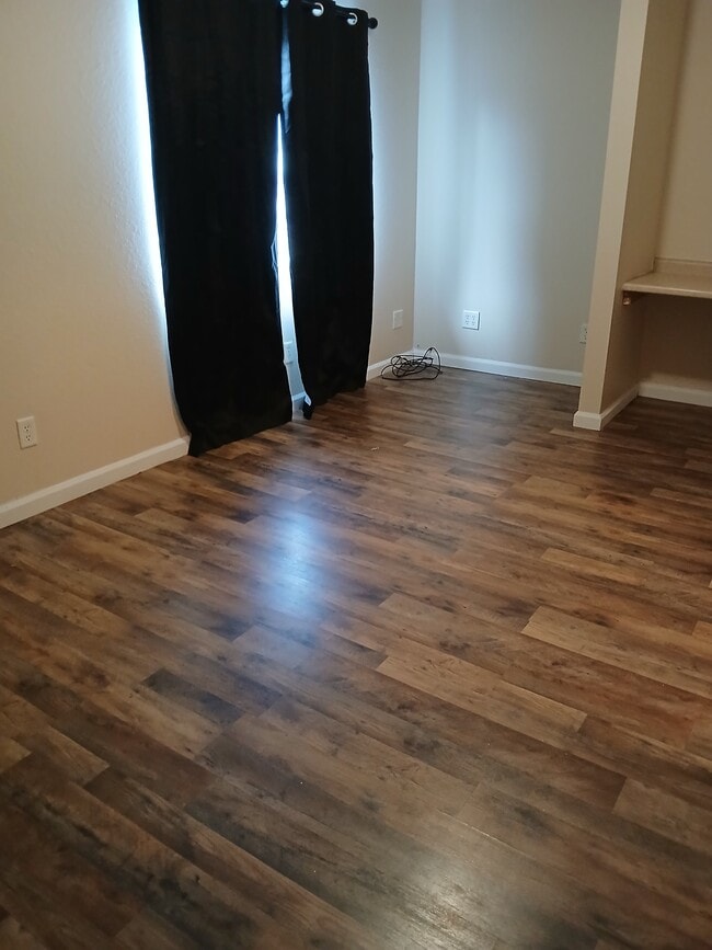 Building Photo - 606 W College St