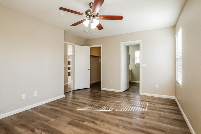 Building Photo - 11409 W Cambridge Ave