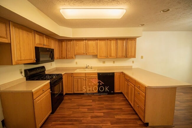 Building Photo - LARGE TOWNHOME CLOSE TO CAMPUS - LOTS OF SPACE!