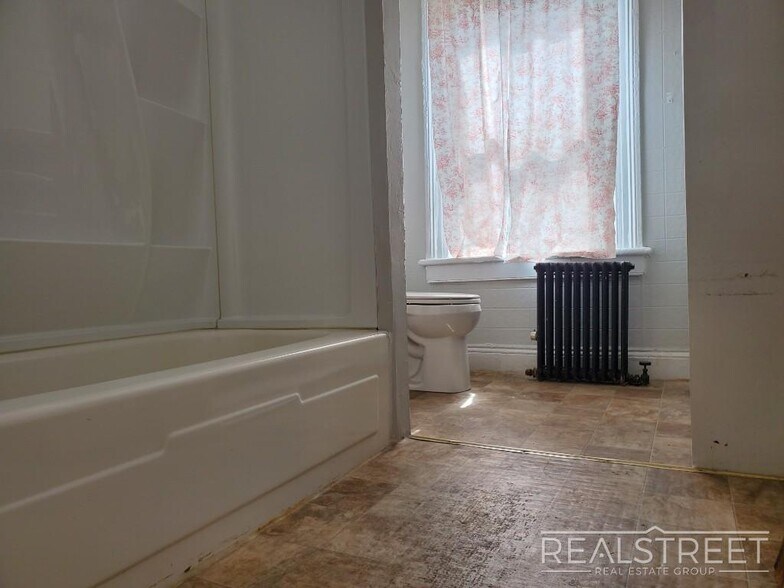 Building Photo - Huge Floor-Through 1 Bedroom with Private Backyard