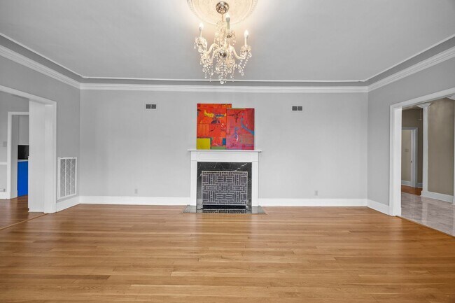 Building Photo - Gorgeous and Spacious 3 Bedroom Ranch in T...