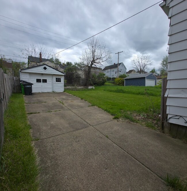 Building Photo - Multi Family Home 3 Bedroom and 1 Bath For Rent