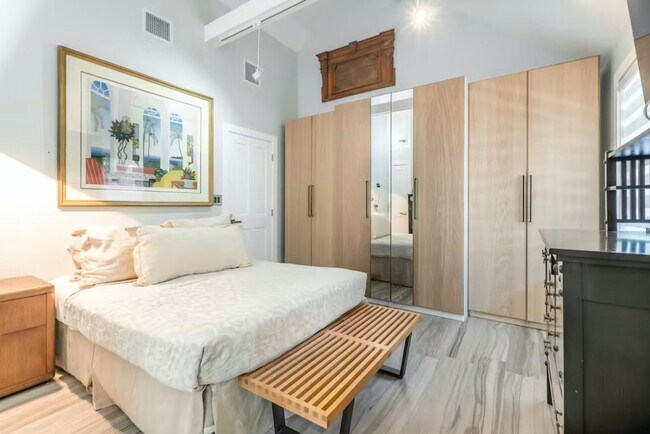 Building Photo - 629 Elizabeth St