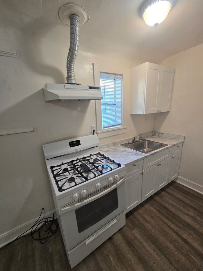 Building Photo - Downtown Studio Apartment