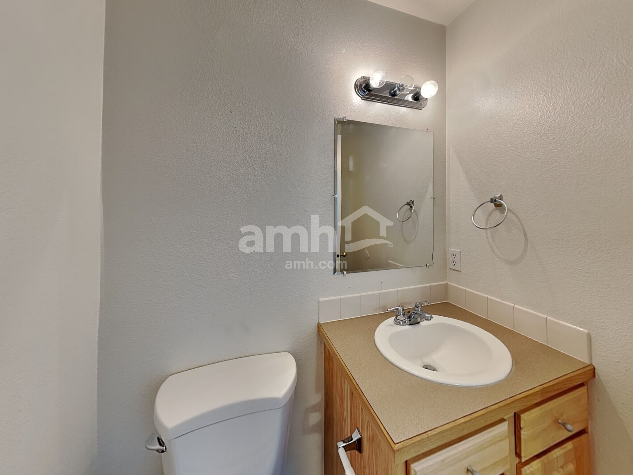 Building Photo - 1285 N Meadowhills Ave