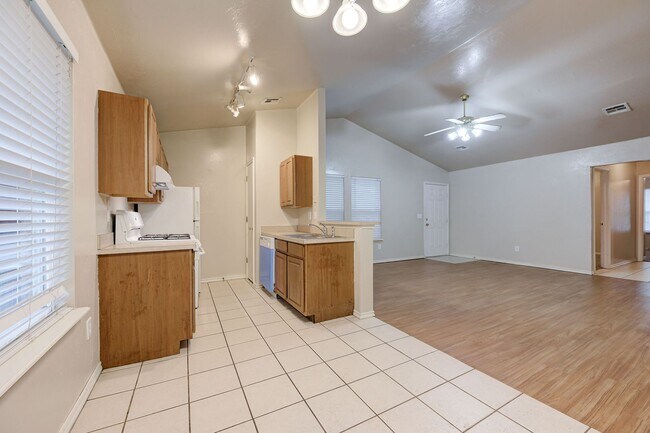 Building Photo - Gorgeous 3 bed 2 bath in Norman!