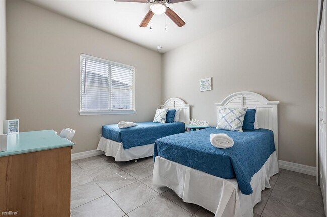Building Photo - 3 br, 2 bath Duplex - 1722 Southwest 32nd ...