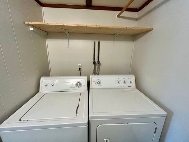 Building Photo - 3 Bed 1 Bath in Rhinelander on the water!