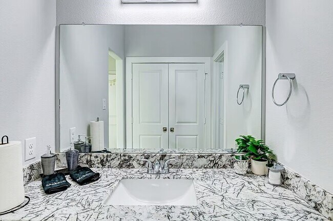 Building Photo - 4677 Bellfort Ave