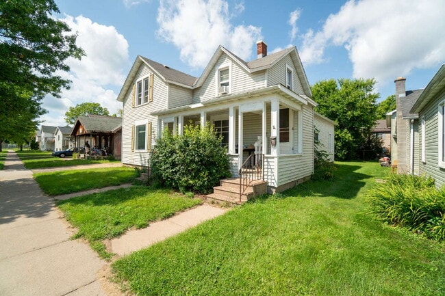 Building Photo - 4 bedroom 1 bath - available for June 1st close to UWEC on Water St!