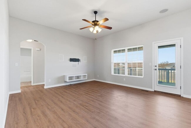 Building Photo - 4 Bed 2 Bath 3 car Garage in Republic MO