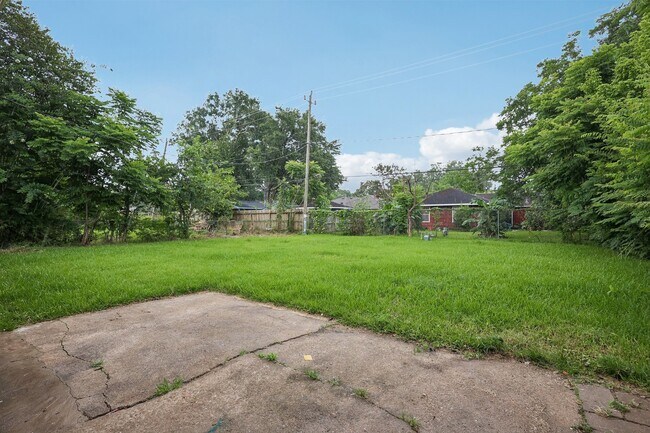 Building Photo - 6401 Rowan Ln