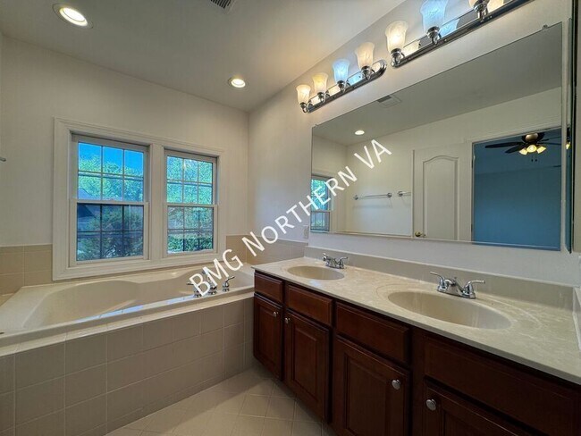 Building Photo - 3091 McKinnon Way
