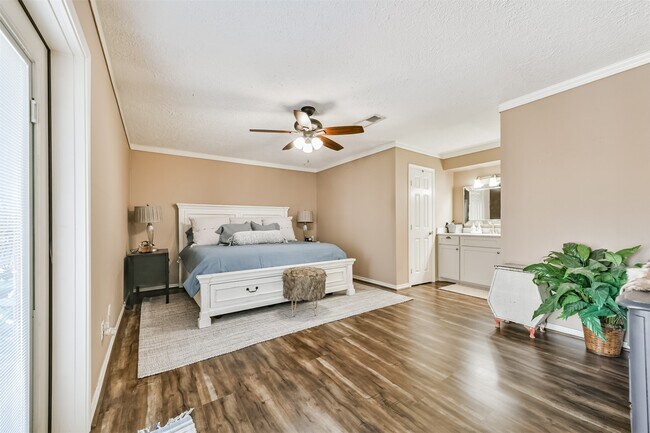 Building Photo - 3007 Chester Dr