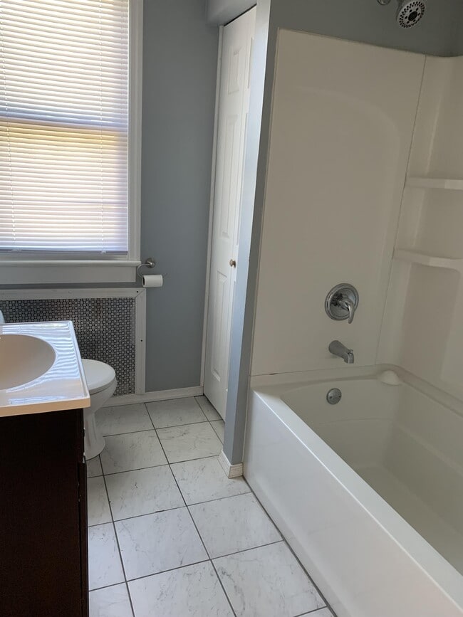 Building Photo - 143 John St