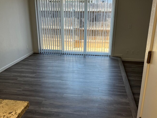 Building Photo - Updated 2 Bed / 1 Bath Duplex in Orangeval...