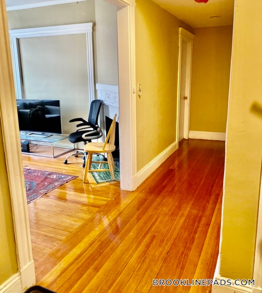 Building Photo - 10 Strathmore Rd