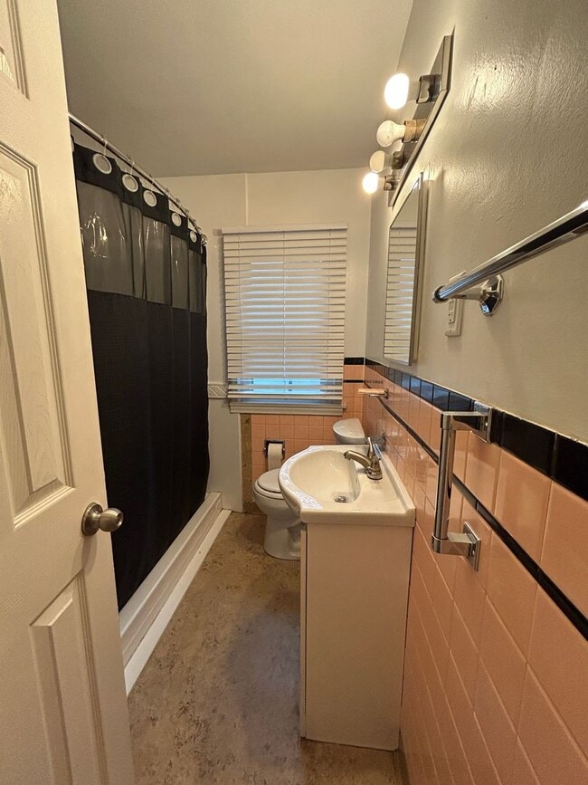 Building Photo - Lovely 2 bedroom Upstairs of a Duplex for Rent