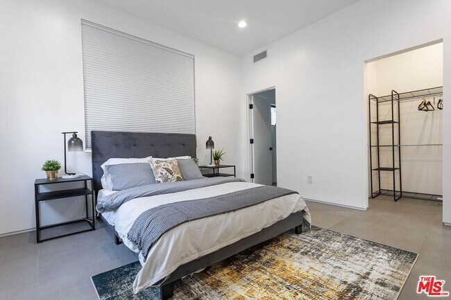 Building Photo - 1948 S Point View St