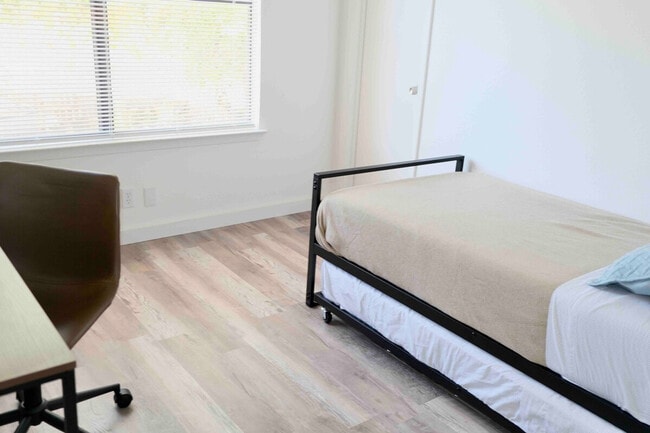 Building Photo - 1708-1710-1710 Horseshoe Cir