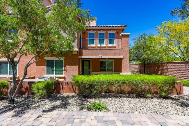 Building Photo - Beautiful 3 Bedroom Townhome With Stunning Mountain Views