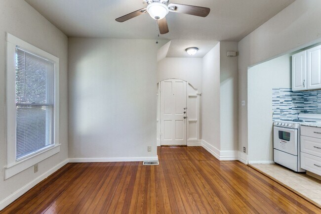 Building Photo - CHARMING VICTORIAN APARTMENT