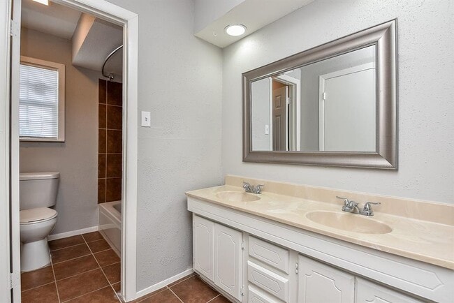 Building Photo - 2509 Oakcliff St