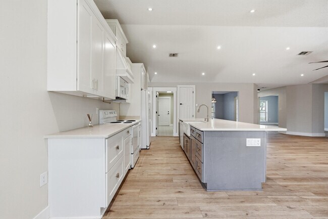 Building Photo - 4881 Traxx St