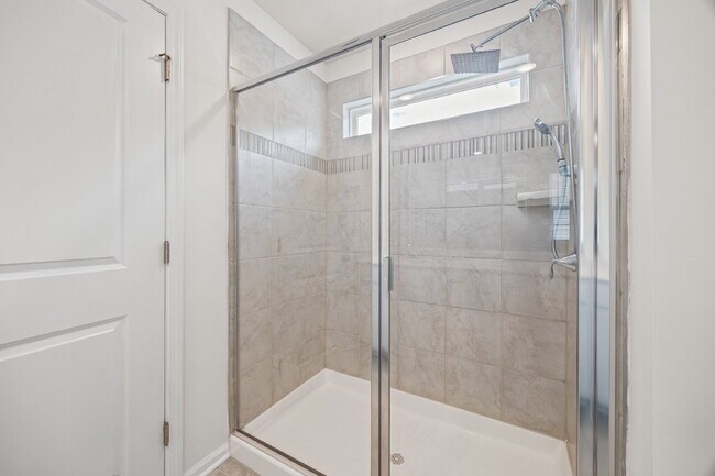 Building Photo - "Spacious 4-Bedroom Home Located In Desira...