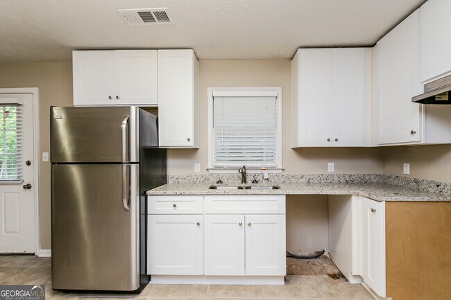 Building Photo - 3940 Scott Dr