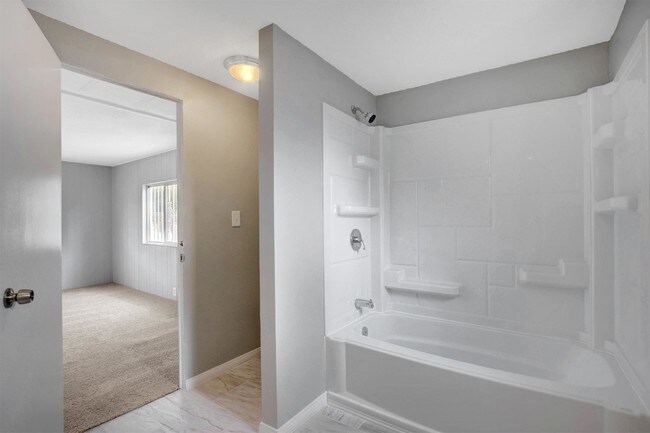 Building Photo - 136 Sir Thomas Dr