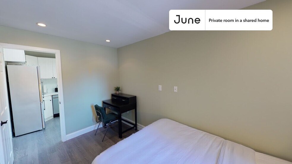 Building Photo - Private bedroom in 3 bed/1 bath Home